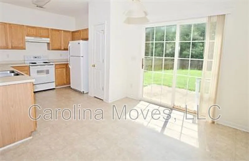 3 bed, 2.5 bath, 1681 sqft, $1,795 — Photo 4