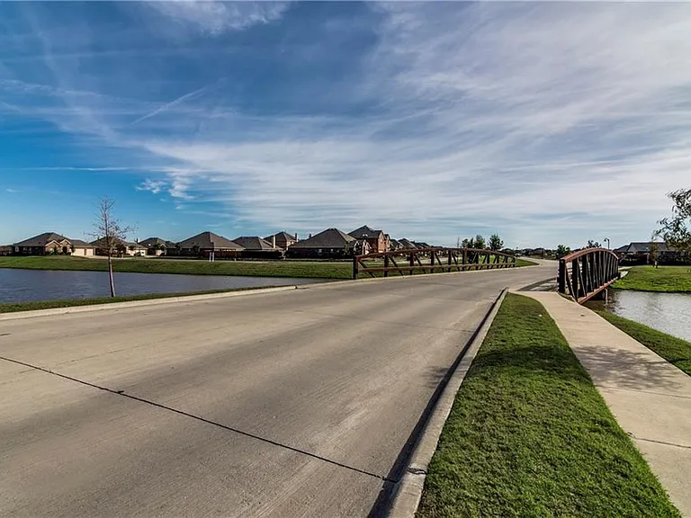 1313 Honeywood Ln — Photo 25