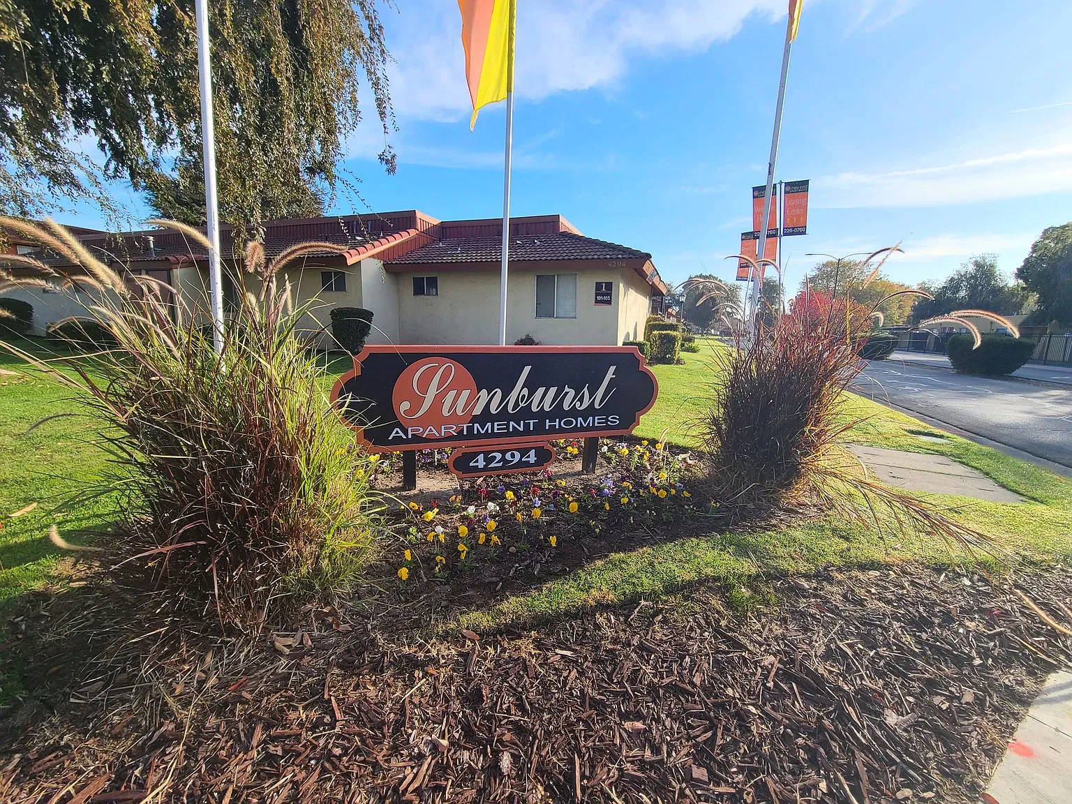 Sunburst Apartments — Photo 1
