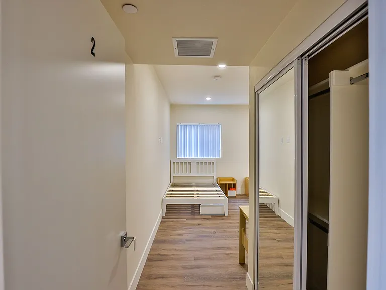 1164 W 37th Pl — Photo 21