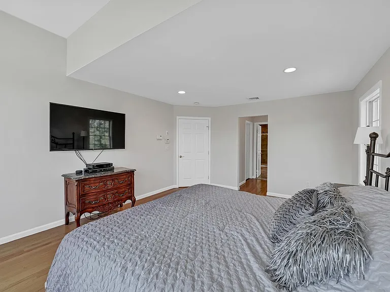 24 Charnwood Dr — Photo 15