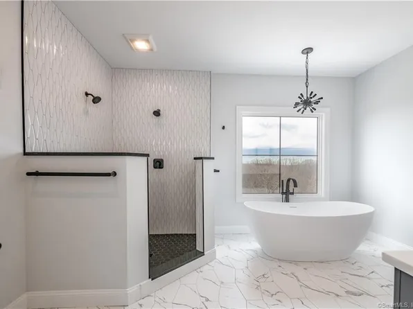 19 Pumpkin Grv, East Lyme, CT 06333