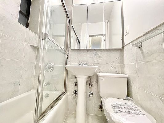 4th image of 323 E 84th St #1E