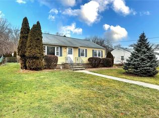 204 Crestview Dr, Bridgeport, CT 06606