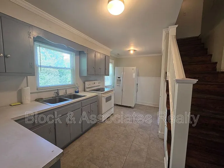 330 Stratford Rd — Photo 6