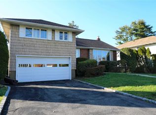 24 Sexton Rd, Syosset, NY 11791