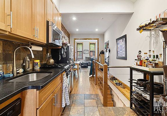 3rd image of 401 12th St APT 1R