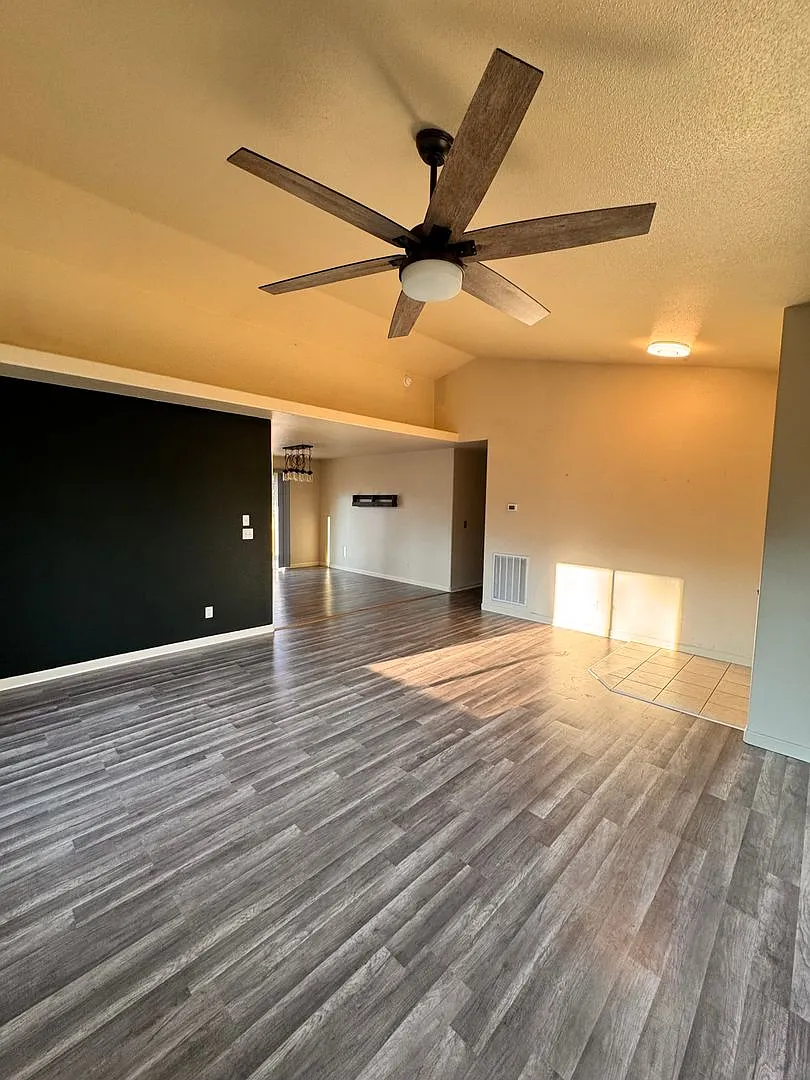 Green area 3 Bedroom 2 Bath with Garage — Photo 2