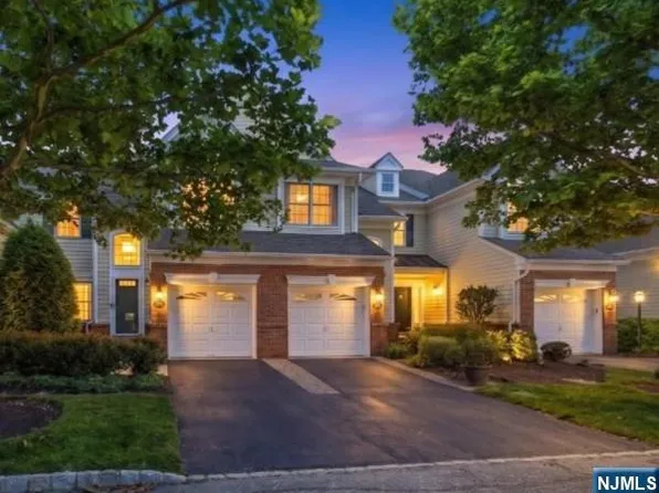 21 Chestnut Ct, Cedar Grove, NJ 07009