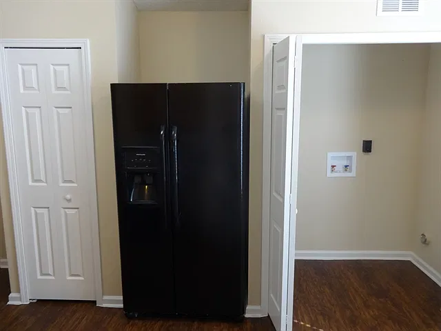 3 bed, 2.0 bath, 1271 sqft, $1,645 — Photo 3