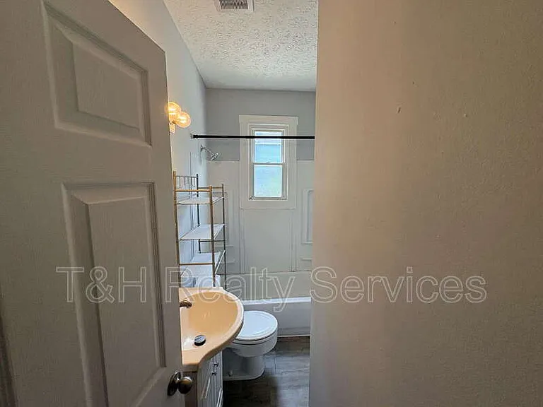 100 N Muessing St — Photo 14