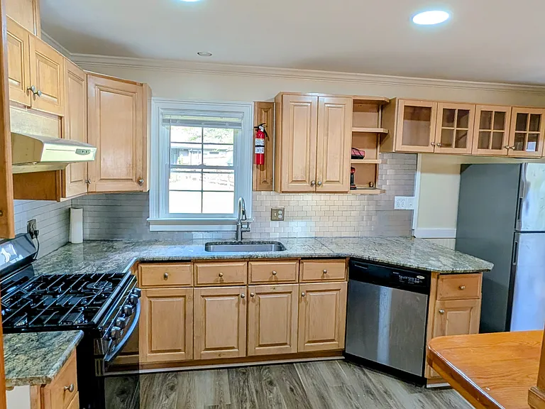 622 Northcrest Dr — Photo 3