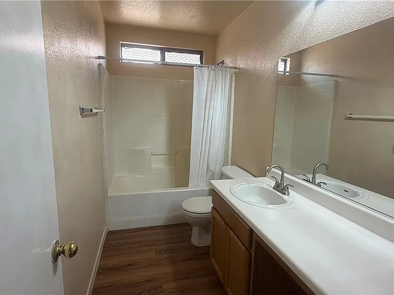 4687 Englewood Ave — Photo 2