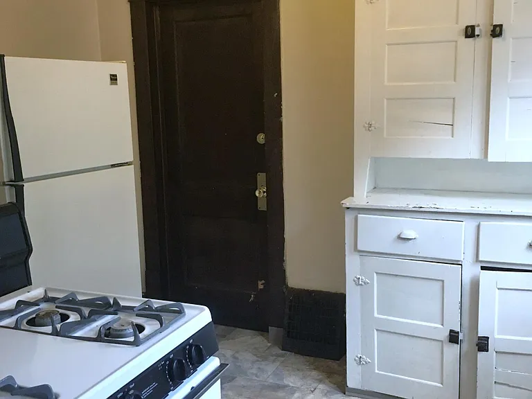 588 Schiller Ave — Photo 5