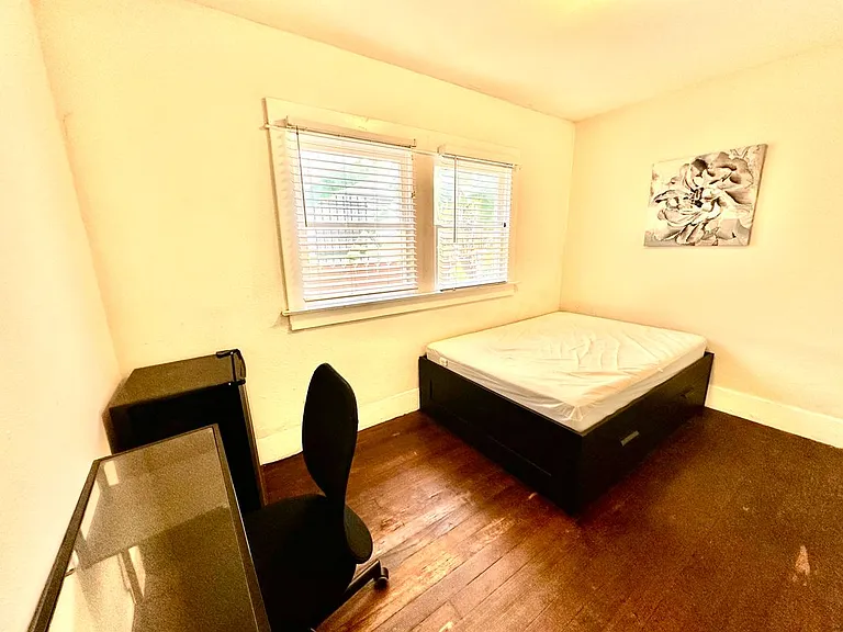 1433 W 24th St #B — Photo 2