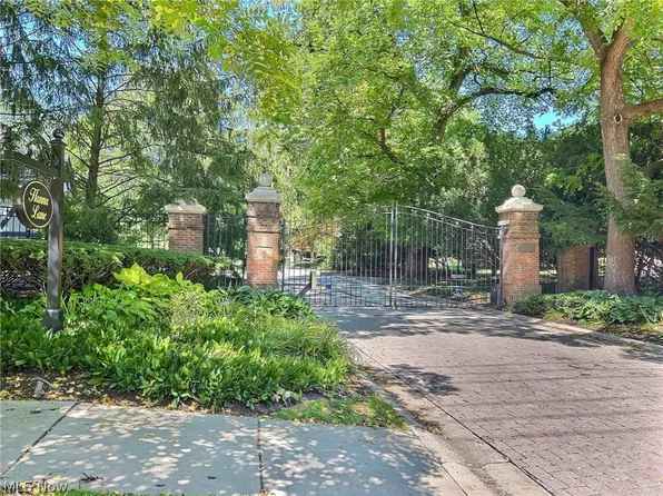 2 W Hanna Ln, Bratenahl, OH 44108