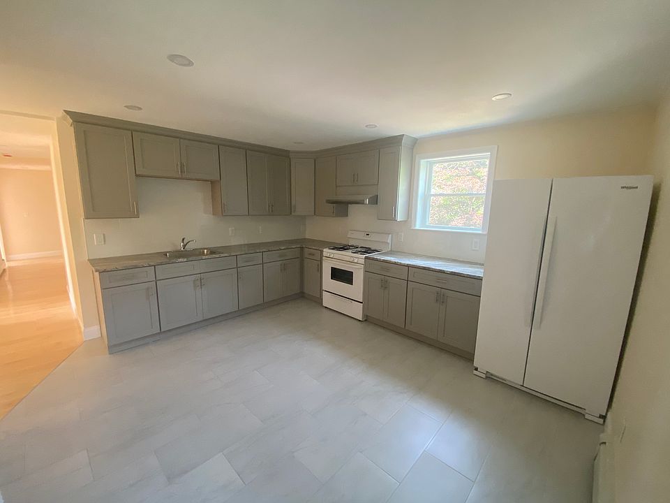 Large bright kitchen brand new!