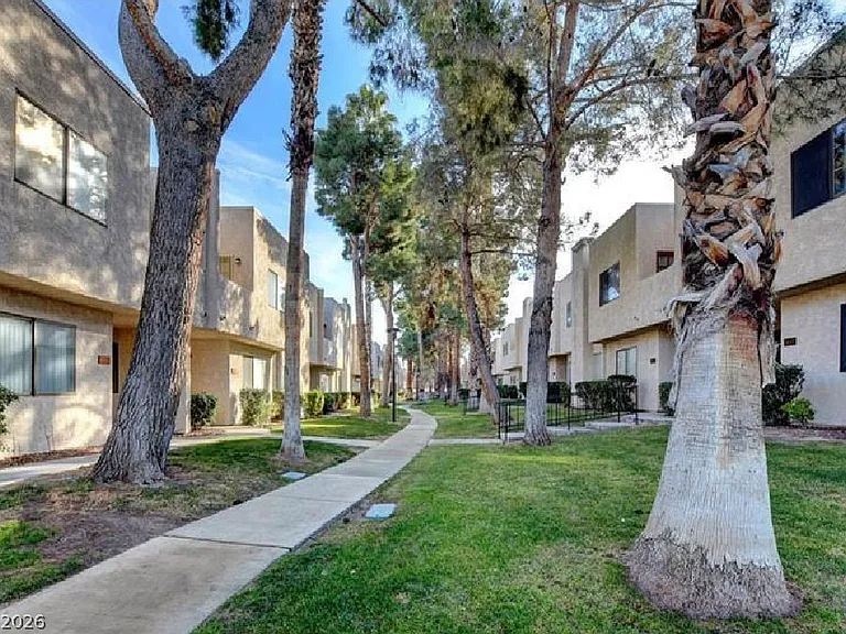 2631 Aracatuba Ave — Photo 2