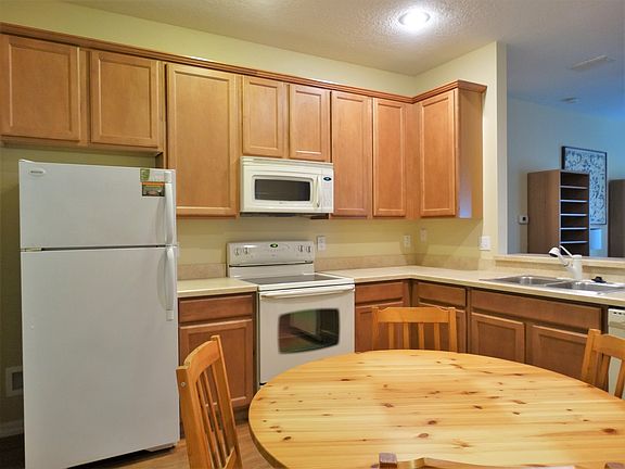 LARGE KITCHEN!
