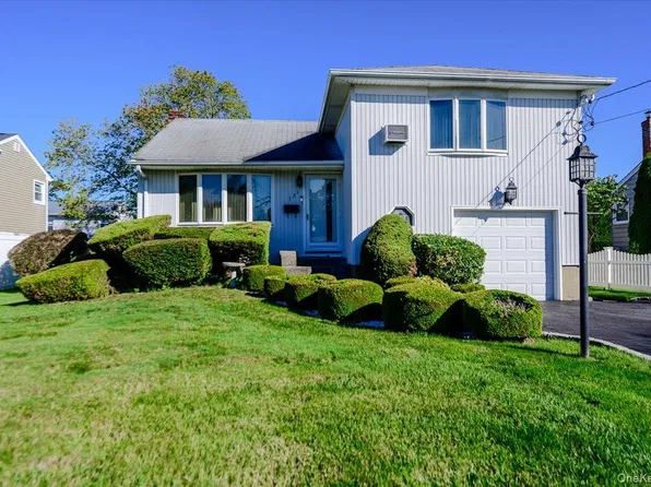 121 Pine Street, Massapequa Park, NY 11762