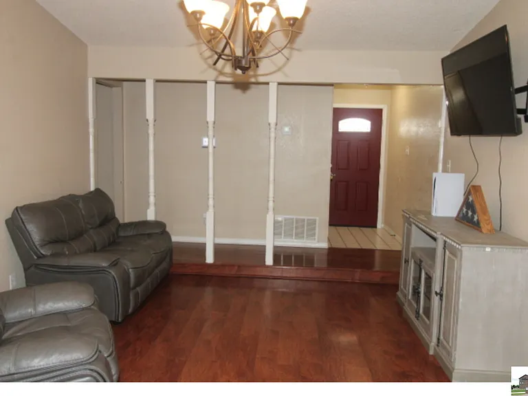 211 E Hogan Dr — Photo 4