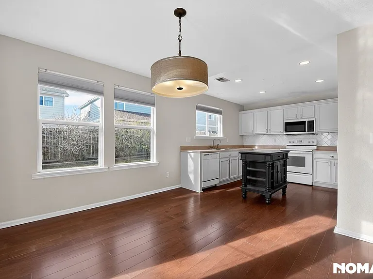 454 E 77th Pl — Photo 7