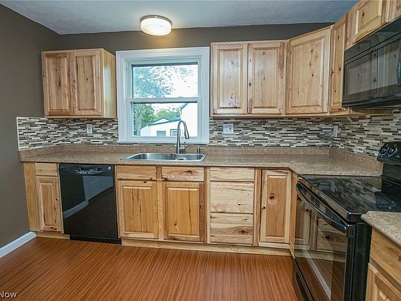 4th image of 17943 Strongsville Blvd