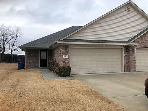 6102 White Oak Cir Photo 1