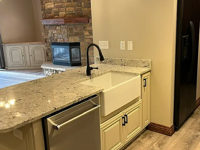 2 bed, 1100 sqft, $2,000 — Photo 2