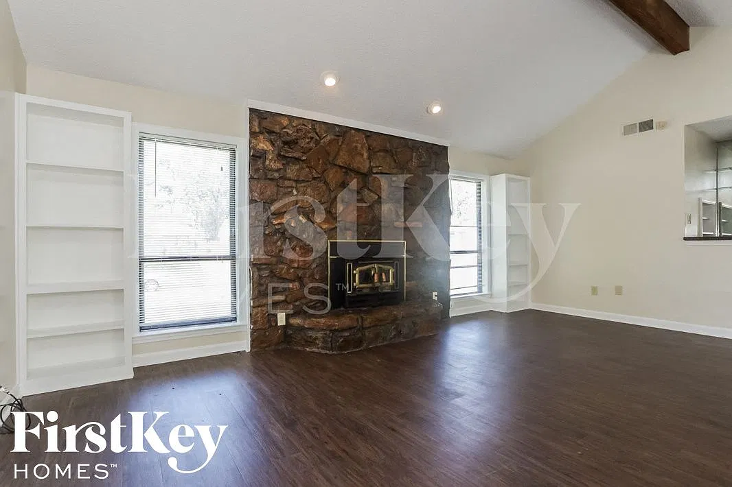 3 bed, 2.0 bath, 1616 sqft, $1,520 — Photo 2