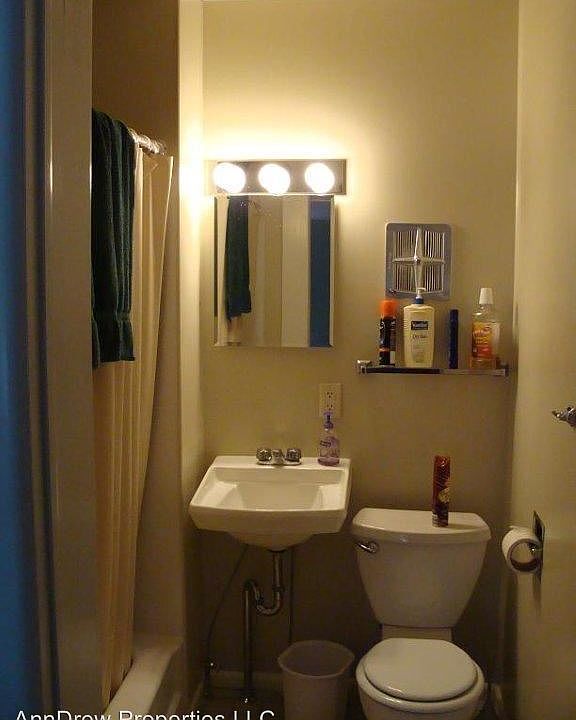 2nd image of 329 Lyon St NE APT 4