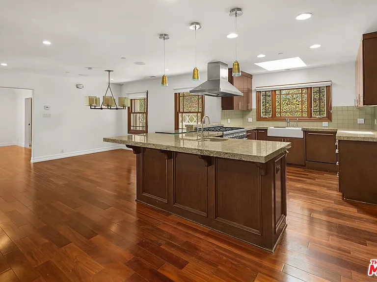 512 N Linden Dr — Photo 12