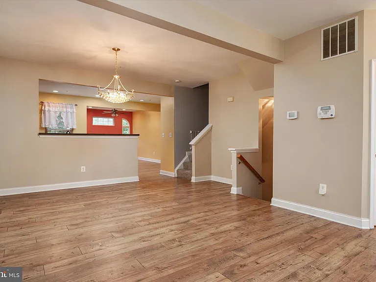 824 Stonehurst Ct — Photo 6