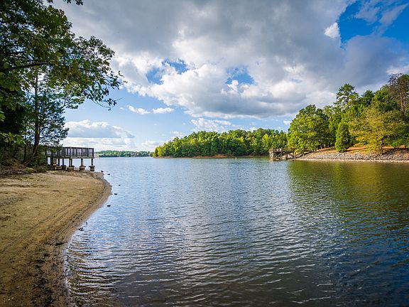 Minutes from lake access, local marinas, restaurants and shopping