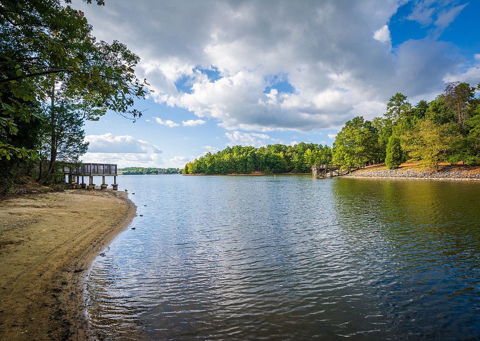 Minutes from lake access, local marinas, restaurants and shopping