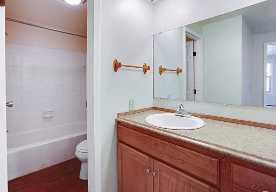 1 Bedroom Unit - Full Bathroom