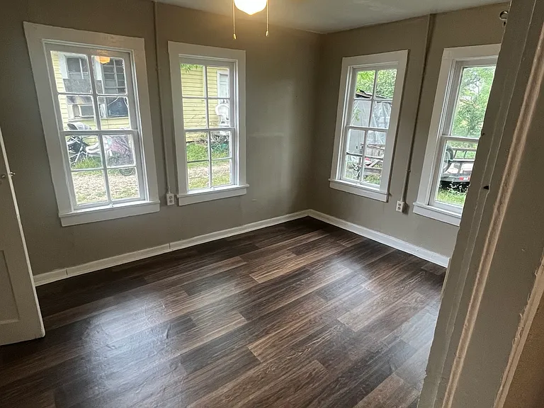 302 W Shelby St — Photo 5