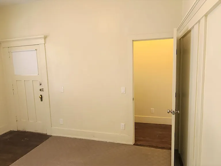 Euclid Ave - A 4 bedroom 2 bathroom Historic house with AC — Photo 11