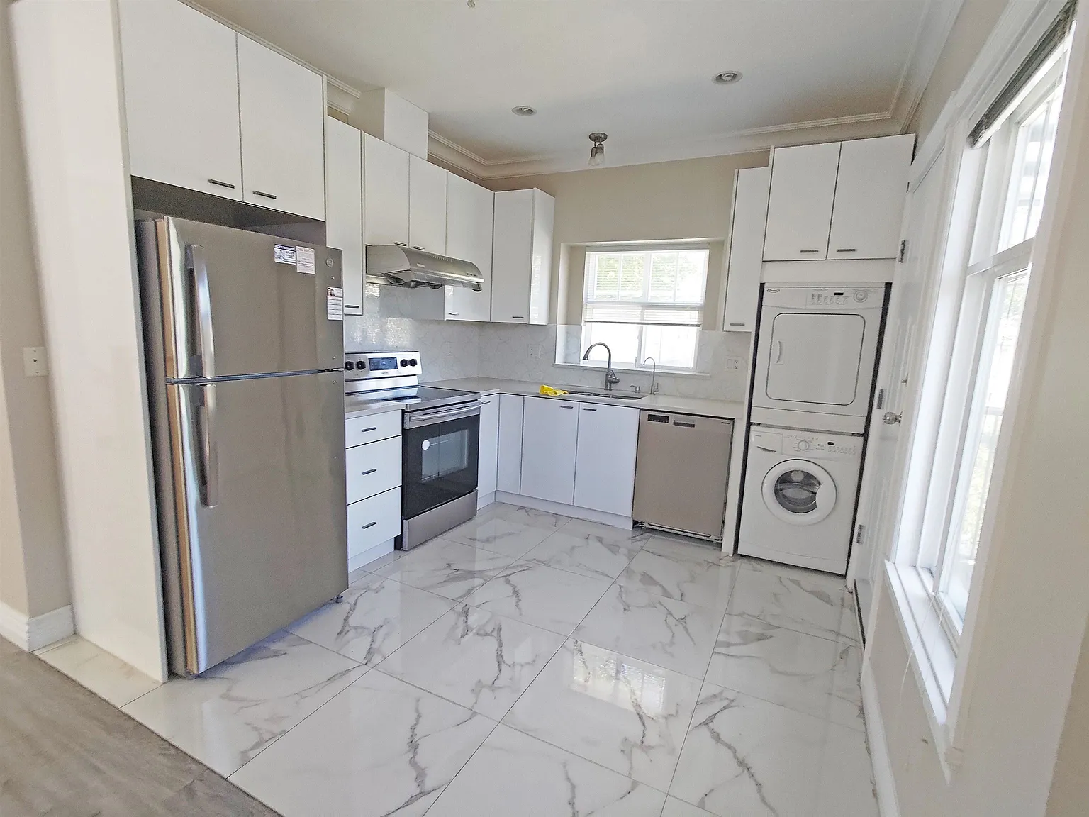 3 bed, 1000 sqft, $3,450 — Photo 3