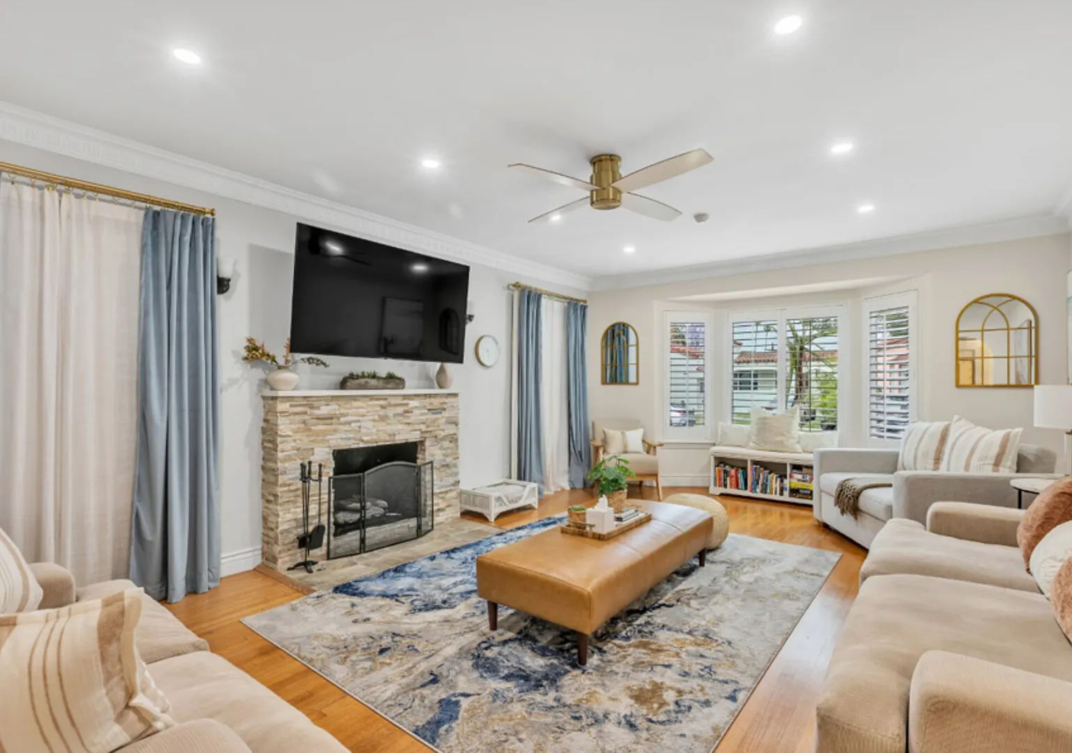 Elegant 3BR Furnished Home in Los Angeles Private Yard, Sleeps 8 — Photo 4
