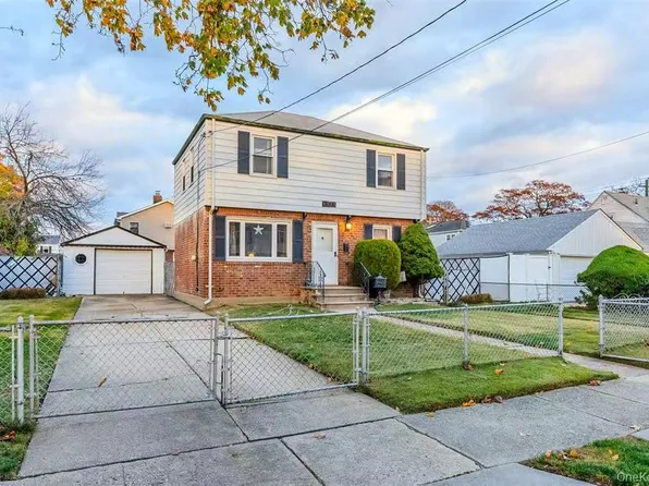 2231 3rd St, East Meadow, NY 11554