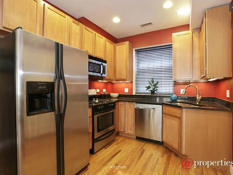1430 N Maplewood Ave #302 — Photo 9