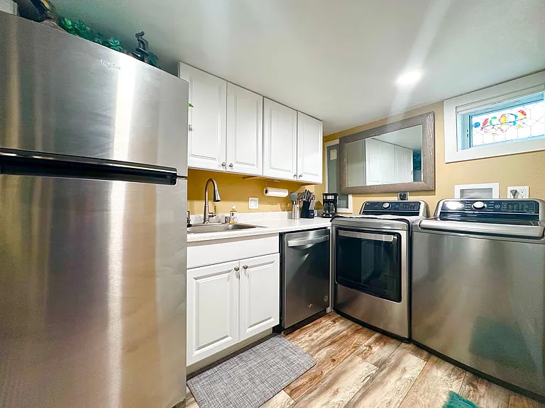 Modern Comfort Meets Convenience Fully Furnished 2-Bedroom ADU in Milwaukie! — Photo 8