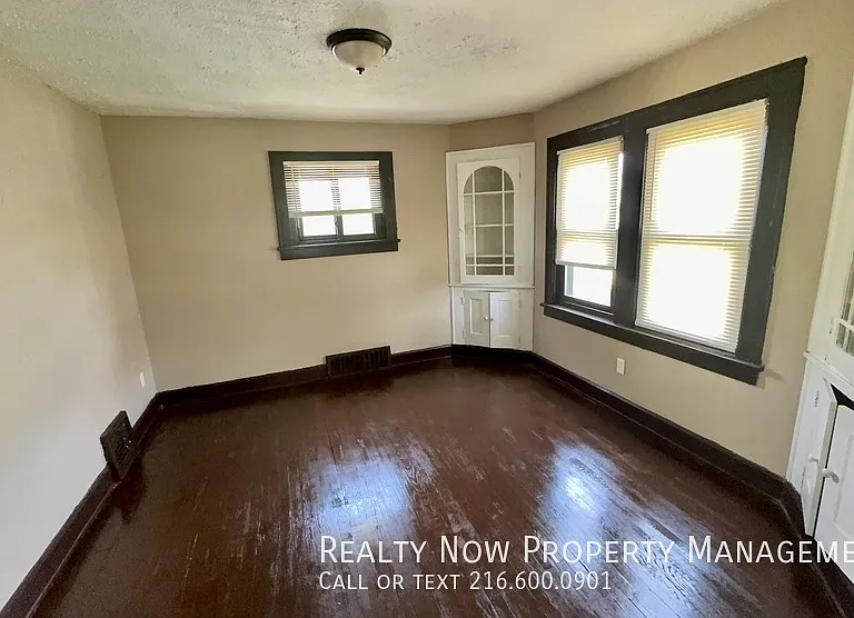 11100 Lincoln Ave — Photo 6