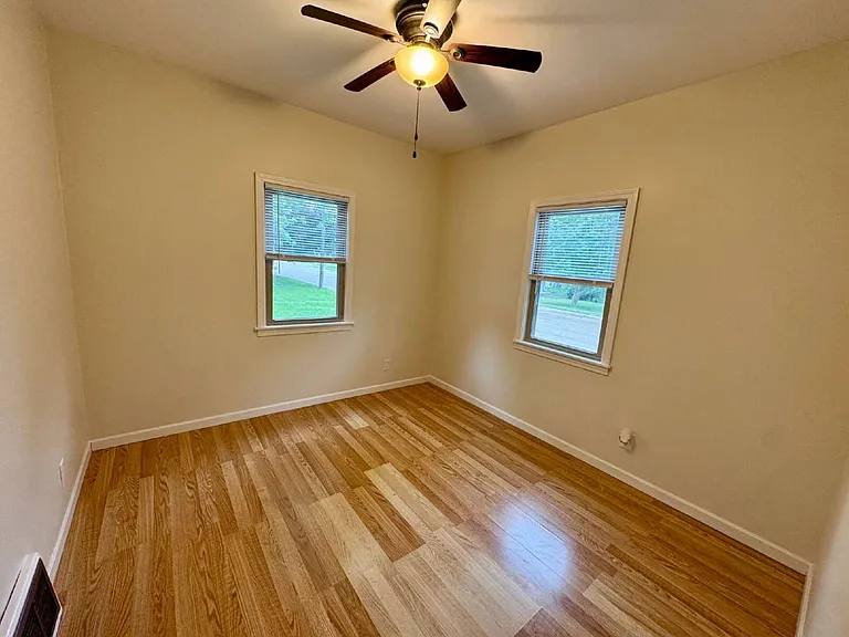 1027 Bergen Ave — Photo 6