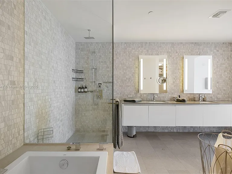 88 SW 7th St #1010 — Photo 6