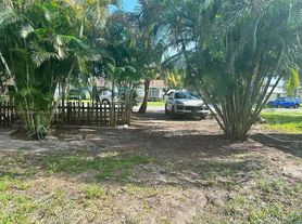 226 SW 11th St, Dania, FL