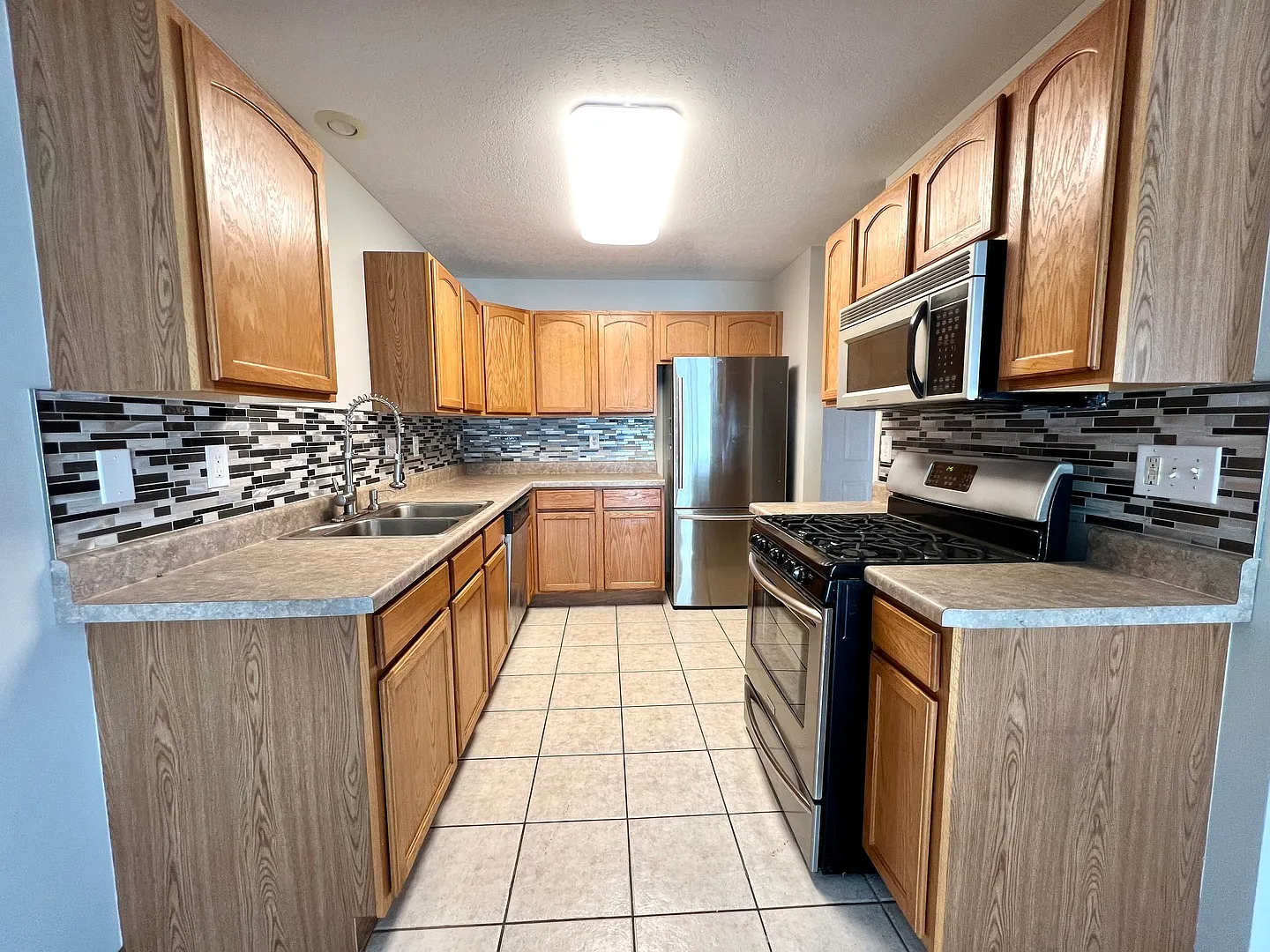 2 bed, 2.5 bath, 1700 sqft, $2,200 — Photo 2