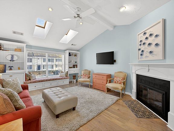 3rd image of 727 Main Street UNIT F3