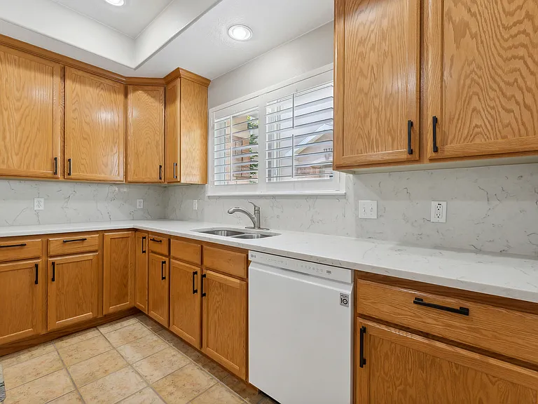 7168 S Kristilyn Ln — Photo 10